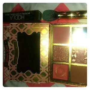 Benefit blush bar and benefit contouring brush